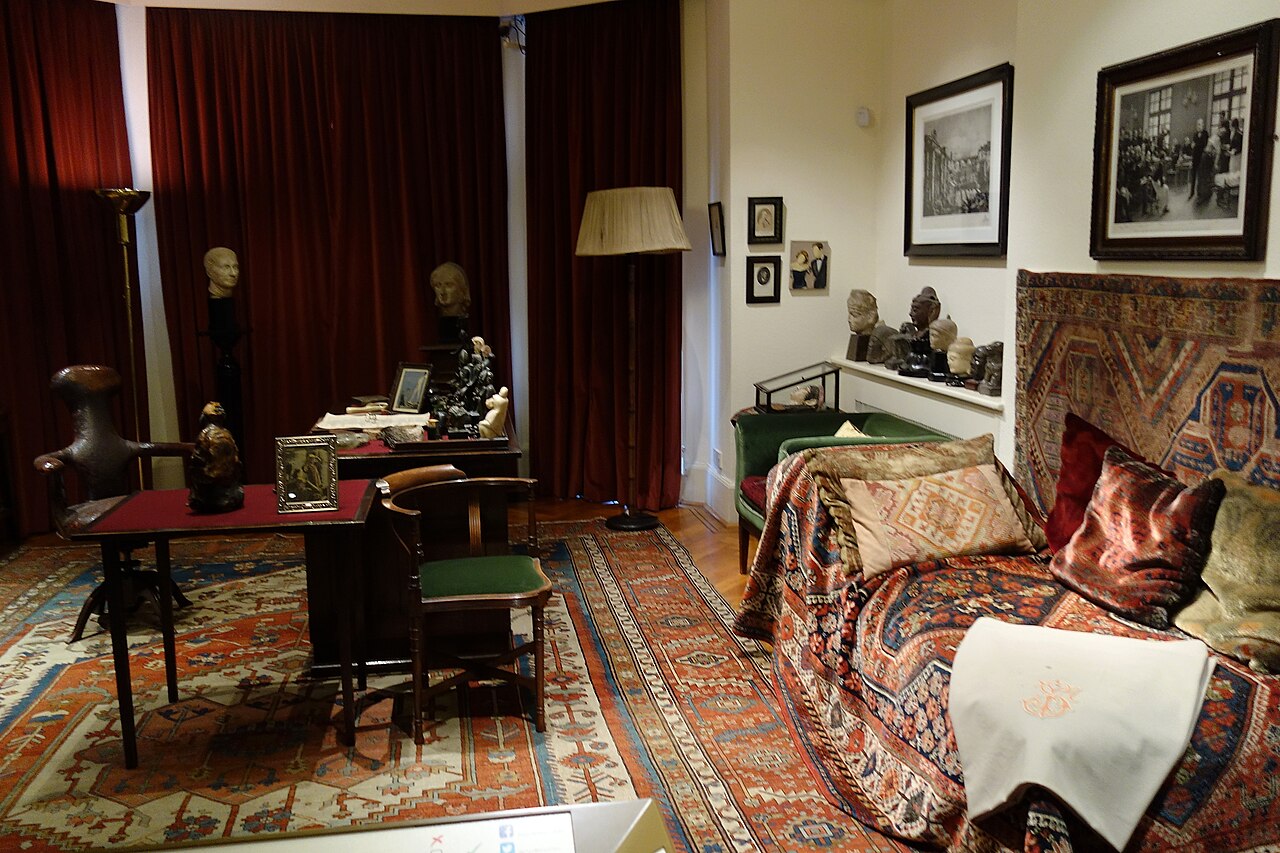 Divã e escritório preservados no Freud Museum London, fotografados em 2018.