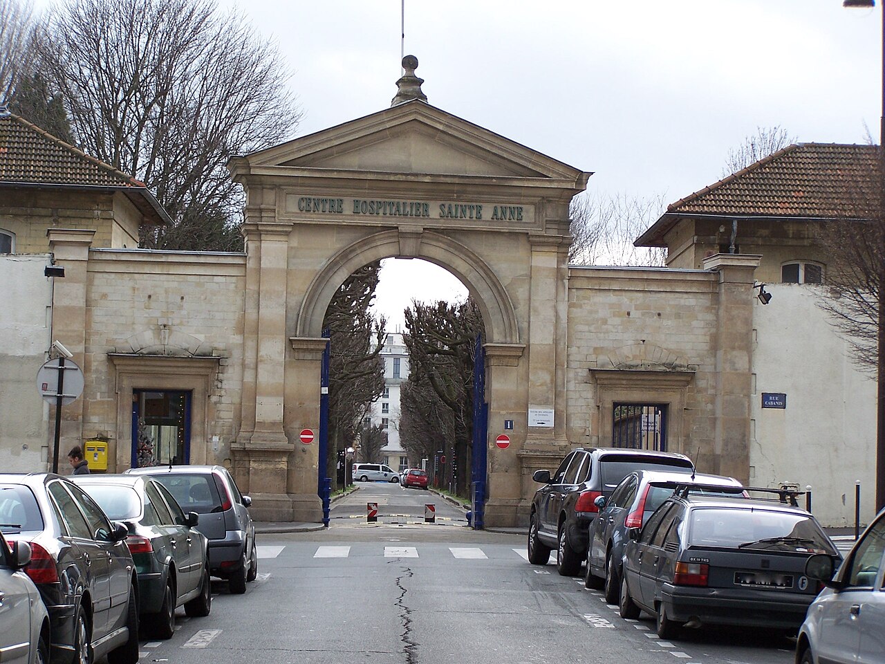 Entrada do Hospital Sainte-Anne, em Paris, onde Lacan trabalhou e ensinou; fotografia de 2012.