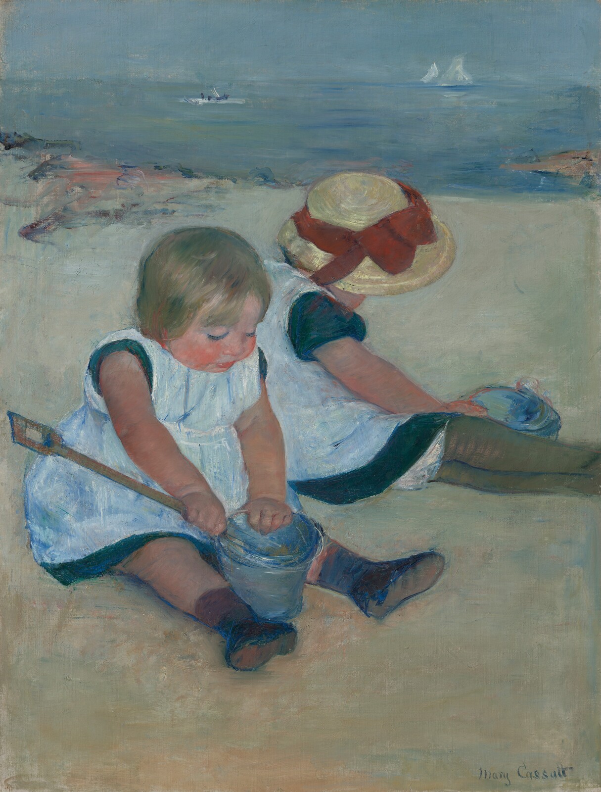 Pintura de Mary Cassatt: duas crianças sentadas na areia brincam com baldes e pás diante do mar.
